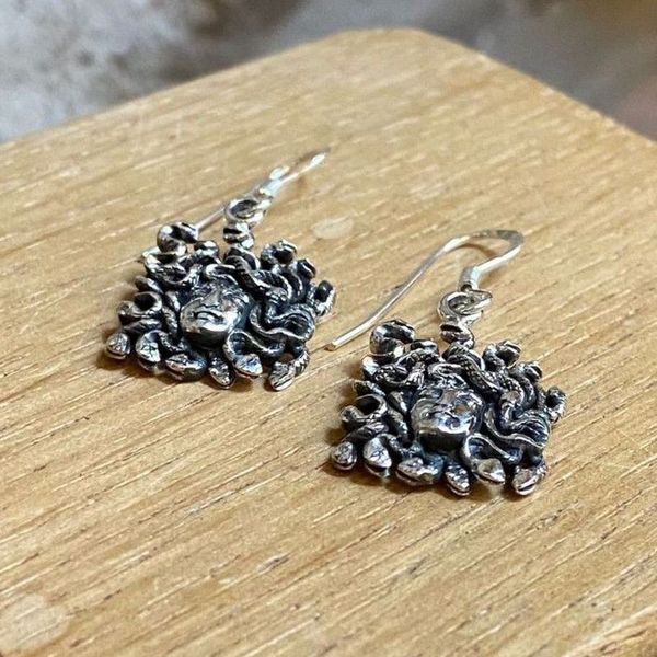 2. Orecchini pendenti piccoli Medusa grigio argento BRASS Workshop ormed2