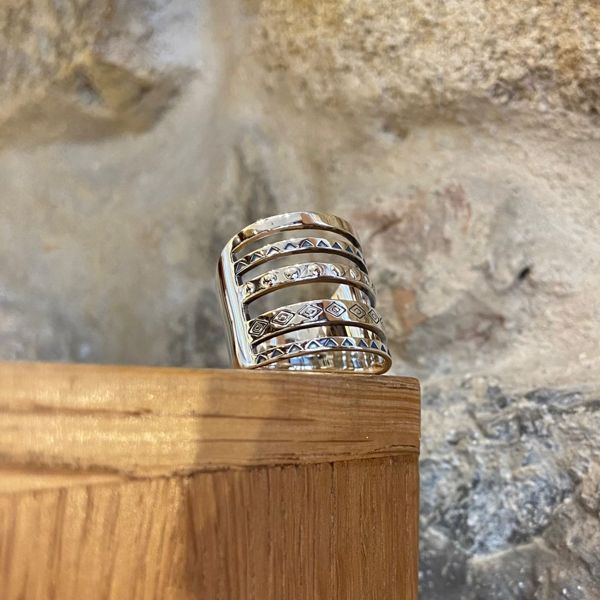 4. Stylized band ring silver grey BRASS Workshop 24an71