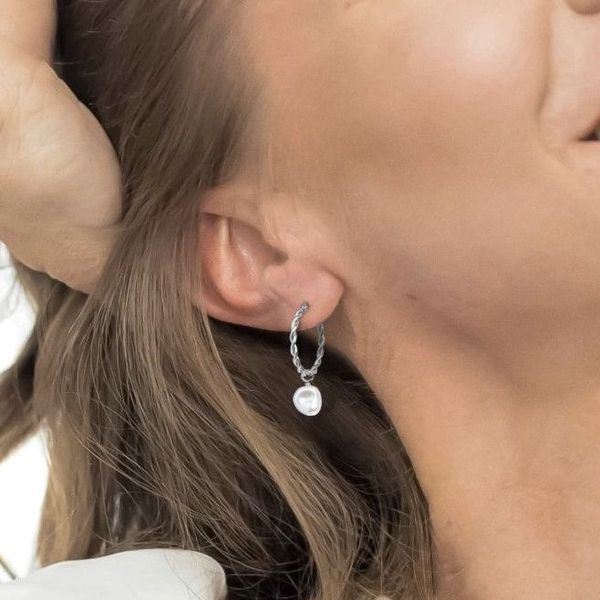 2. Orecchini cerchi ritorti con perla pendente grigio acciaio Marlù Gioielli 33or0069-w