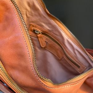 6. Borsa monospalla marrone chiaro