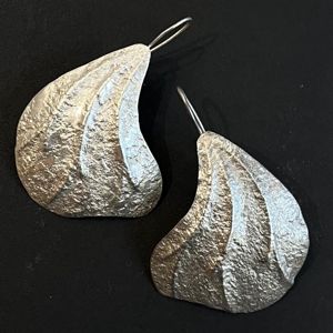 Orecchini conchiglia grigio argento BRASS Workshop