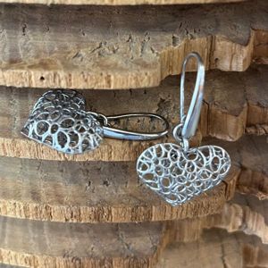 Orecchini cuore floreale grigio argento BRASS Workshop