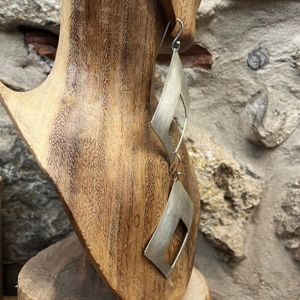 4. Orecchini pendenti quadri grigio argento
