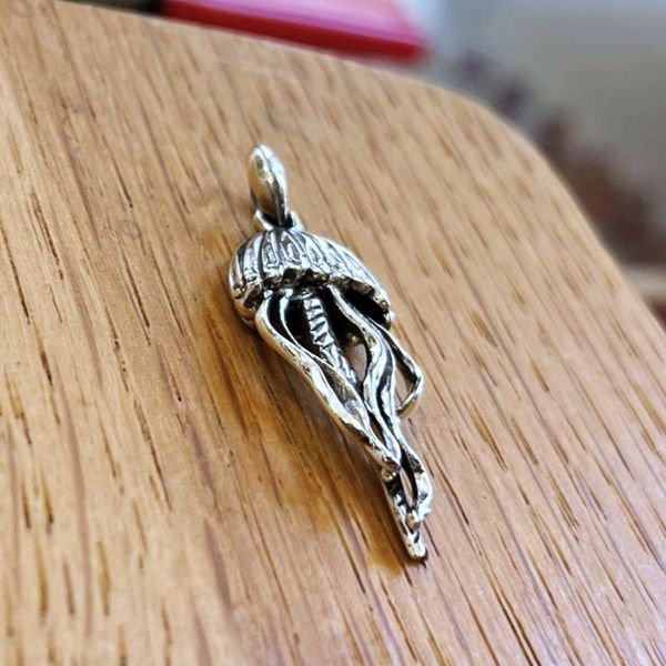 1. Sea jellyfish pendant silver grey BRASS Workshop 25pe02