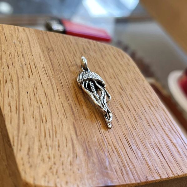 1. Pendente medusa di mare grigio argento BRASS Workshop 25pe02