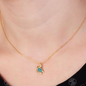 1. Collana tartaruga di mare con resina blu