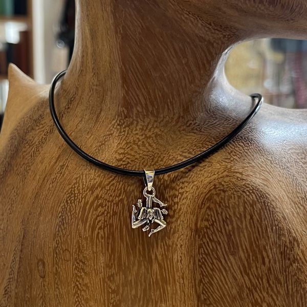 3. “Trinacria” pendente grigio argento BRASS Workshop 25pe10