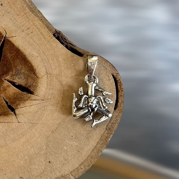 2. “Trinacria” pendente grigio argento BRASS Workshop 25pe10