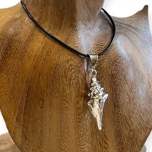 1. Shell pendant silver grey BRASS Workshop 25pe12