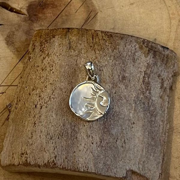 1. Nacre sun pendant white BRASS Workshop 25pe15