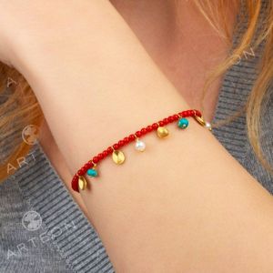 3. Bracciale pietre e charm rosso