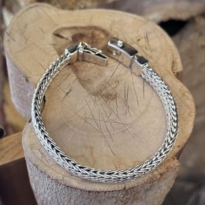 4. Interlocking bracelet silver gray