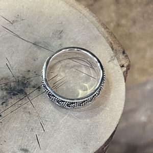 2. Spinner ring strings silver gray