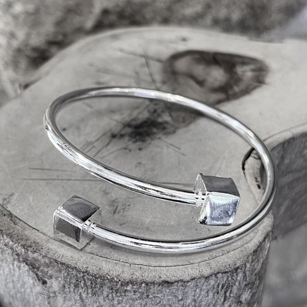 2. Rigid cube bracelet silver gray BRASS Workshop 25br18