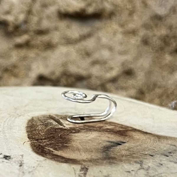 2. Ear cuff spirale grigio argento BRASS Workshop ear01