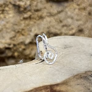3. Ear cuff spirale grigio argento