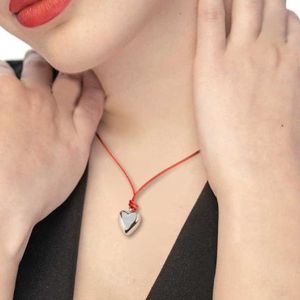 1. Collana cordino rosso con cuore grigio acciaio