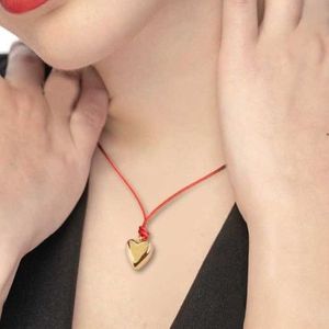 1. Collana cordino rosso con cuore oro