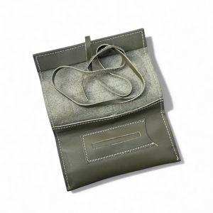 1. Porta tabacco con laccio Verdone