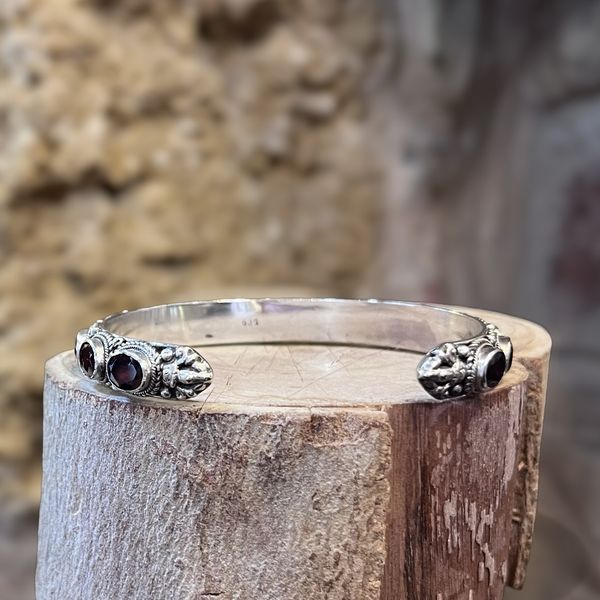 2. Rigid garnet bracelet Silver gray BRASS Workshop 25br25