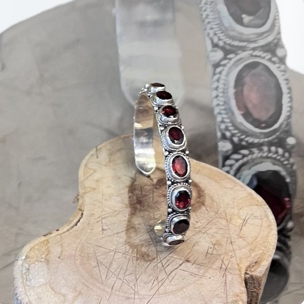 1. Rigid garnet bracelet Silver gray BRASS Workshop 25br25