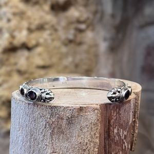 2. Rigid garnet bracelet Silver gray