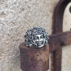 4. Anello testa Medusa grigio argento