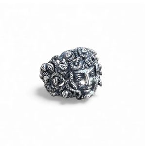 2. Anello testa Medusa grigio argento