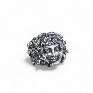 3. Anello testa Medusa grigio argento