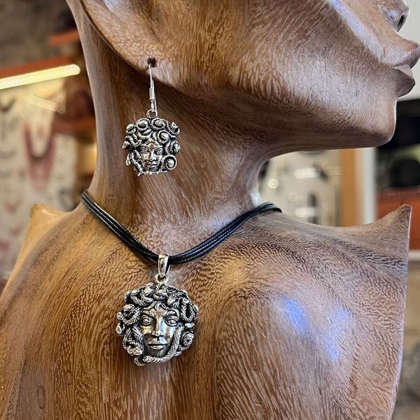 6. Hanging Medusa Face silver gray BRASS Workshop pemed22