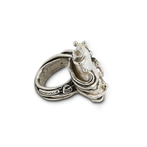 3. Anello con perla barocca grigio argento