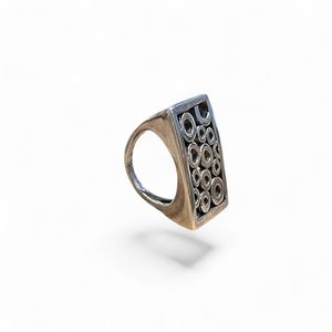 1. Round geometric ring silver gray