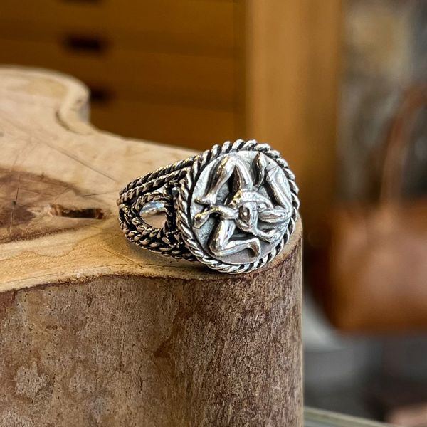 2. Anello tondo "Trinacria" grigio argento BRASS Workshop antr01