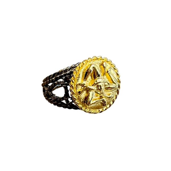 Anello tondo "Trinacria" oro BRASS Workshop