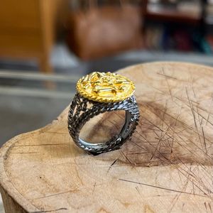 2. Anello tondo "Trinacria" oro