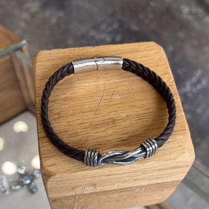 2. “Reef knot” bracelet brown